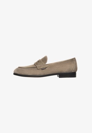 Beige suède loafers met een ronde neus en gestikte details. Heeft een lage zwarte hak en een instapontwerp voor gemakkelijk aan- en uittrekken.