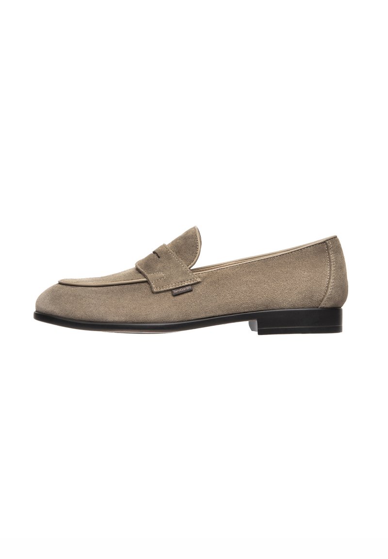 Beige Wildleder-Pantoletten mit einer runden Spitze und genähten Details. Verfügt über einen niedrigen schwarzen Absatz und ein Schlupfdesign für einfaches Anziehen.