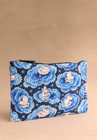 Rāvējslēdzēja maisiņš ar zilu mākoņu rakstu uz tumša fona, ar brīnišķīgiem baltajiem varoņiem. Gluda auduma tekstūra, taisnstūra forma.