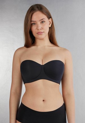 Zwarte strapless beha met gladde, gevoerde cups en een gevormde uitstraling; heeft een naadloos ontwerp voor een nette look.