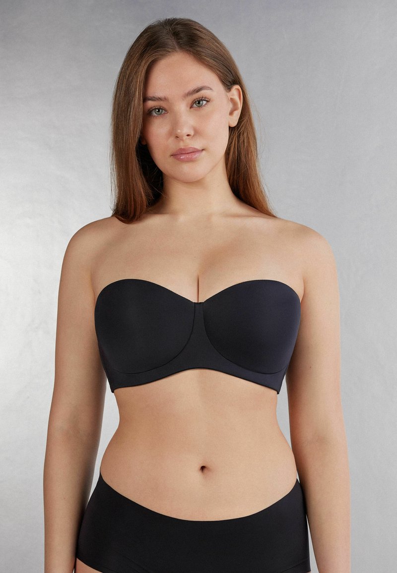 Zwarte strapless beha met gladde, gevoerde cups en een gevormde uitstraling; heeft een naadloos ontwerp voor een nette look.