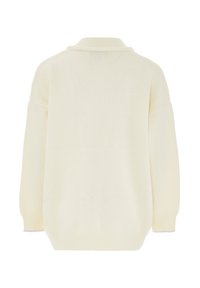 Pulover tricotat supradimensionat de culoare crem, cu guler, manșete și tiv cu dublură, având o textură netedă și detalii minimale.