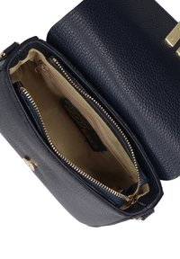 Borsa in pelle di colore blu navy, esterno testurizzato, hardware dorato, chiusura con zip superiore e fodera in tessuto beige con tasche interne.