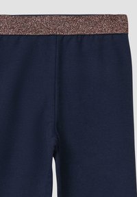 Marineblauwe legging met een glinsterende roségouden elastische tailleband. Gemaakt van een soepele stof, met een eenvoudig, aansluitend ontwerp.