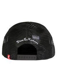Gorra de béisbol de malla negra con el logotipo bordado "Deus Ex Machina", cierre tipo snapback y etiqueta roja en el costado que contrasta.
