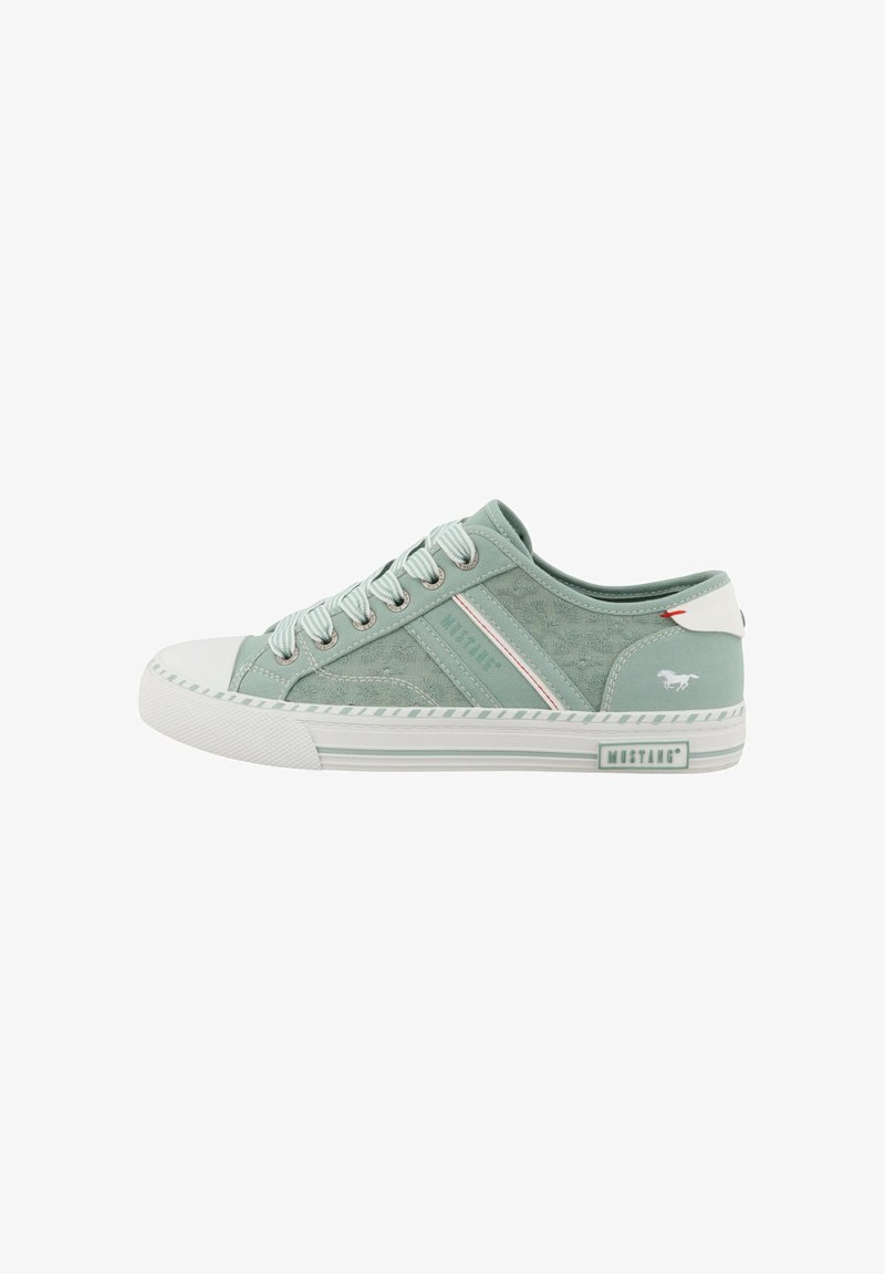 Baskets basses vert clair avec semelle en caoutchouc blanche, lacets rayés et petit logo blanc de cheval sur le talon.