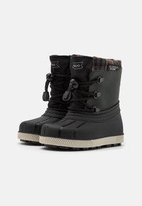 Černé voděodolné zimní boty s texturovanou gumovou podrážkou, izolační látkovou podšívkou a nastavitelným uzávěrem pro bezpečné uchycení.