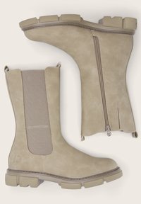 Beige Stiefeletten aus strukturiertem Leder mit seitlichen elastischen Einsätzen und einem Reißverschluss. Robuste Sohle mit auffälligem Profil. Minimalistisches Design.