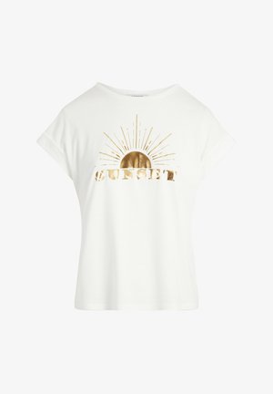 Camiseta blanca de algodón con un gráfico metálico dorado de "SUNSET" que presenta un diseño de sol y líneas radiantes, de manga corta y un ajuste relajado.