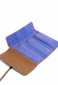 Estuche enrollable de cuero marrón con un acabado texturizado, que presenta un interior de ante azul brillante y tres compartimentos organizados.