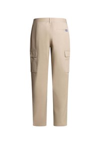 Beige cargo broeken met een rechte pijp ontwerp, voorzien van zij- en achterzakken, gemaakt van duurzaam katoenmateriaal.