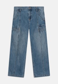 Jeans de mezclilla de pierna ancha en azul claro, con múltiples bolsillos, costuras en contraste y un diseño clásico de cinco bolsillos.