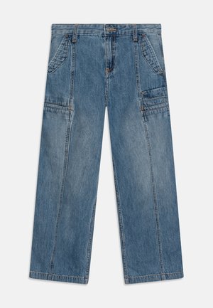 Široke traperice u svijetloplavoj boji, s višestrukim džepovima, kontrastnim šavovima i klasičnim dizajnom s pet džepova.