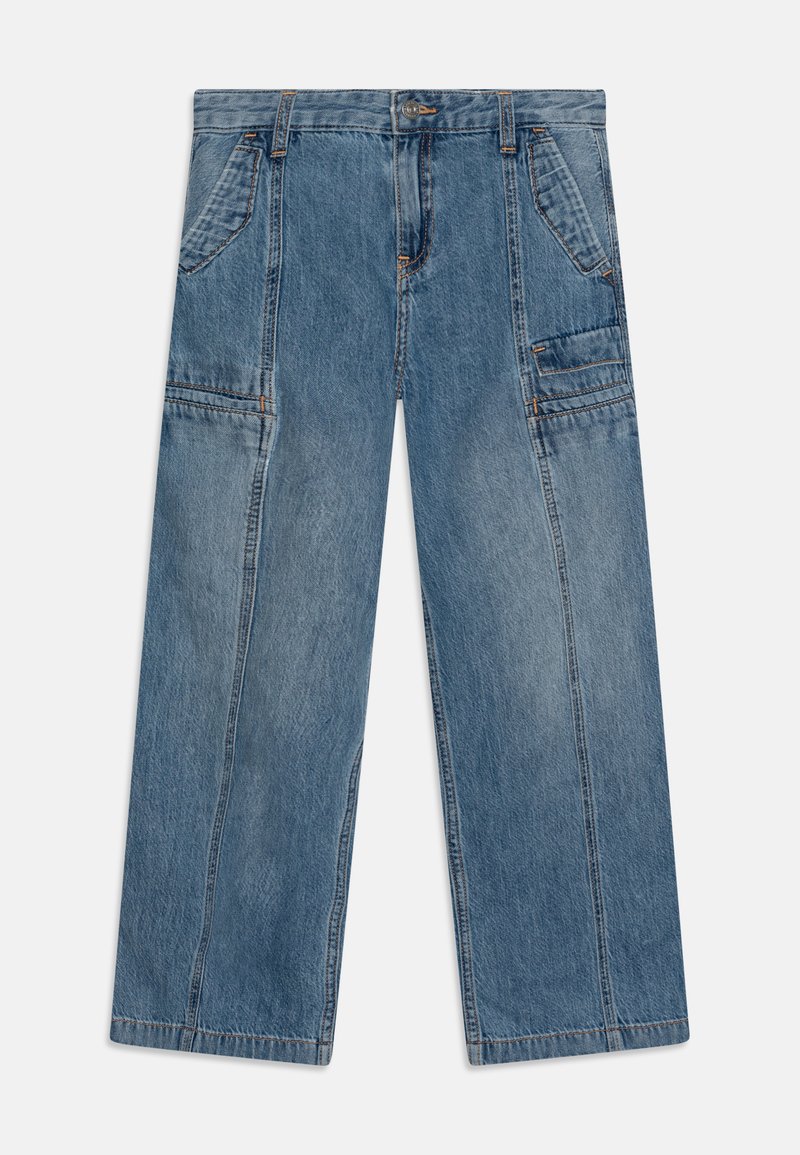 Jeans de mezclilla de pierna ancha en azul claro, con múltiples bolsillos, costuras en contraste y un diseño clásico de cinco bolsillos.