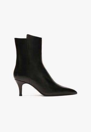 Černé kožené kotníkové boty s špičatou špičkou a štíhlým podpatkem. Hladký povrch s elegantním designem a bez viditelného hardwaru.