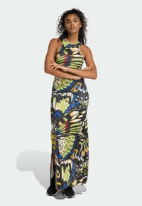 Robe longue et ajustée présentant un motif de papillon aux couleurs vives, confectionnée dans un matériau lisse et extensible. Encolure haute et fente sur le côté.