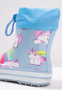 Blauwe waterdichte regenlaars met eenhoornpatronen, witte zolen en een gaaskraag. Bevat kleurrijke regenboogaccenten. Van rubbermateriaal.