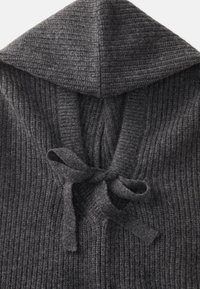 Prenda de punto gris oscuro con capucha y textura acanalada, que presenta un cierre con lazo en la parte delantera. Tejido suave con una apariencia acogedora.