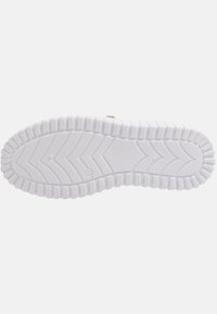 Semelle de chaussure en caoutchouc blanc avec un motif de semelle en zigzag et des rainures surélevées. Présente une texture lisse et un logo en relief près du talon.