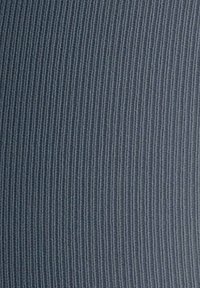 Ciemnoszary materiał z drobną, pionową strukturą żebrową i subtelnym połyskiem, odpowiedni do tapicerki lub odzieży.