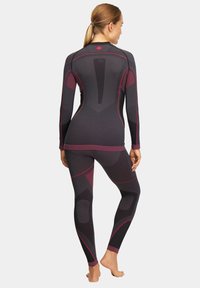 Czarny i burgundowy dopasowany strój sportowy z długimi rękawami i legginsami, z teksturowanymi akcentami i kontrastowym przeszyciem.
