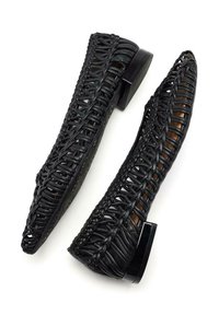 Bailarinas negras trenzadas con punta afilada y parte trasera cerrada. Fabricadas en material sintético, presentan un patrón texturizado y un tacón negro sólido.