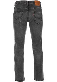 Jeans de mezclilla negra con un diseño de pierna recta. Presenta una etiqueta de cuero marrón en la cinturilla y dos bolsillos traseros con costuras decorativas.