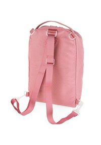 Mochila de tela rosa con correas ajustables, cierre con cremallera y un pequeño logo. Cuenta con un asa resistente y hardware de clip.