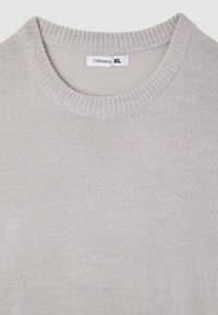 Jasnoszary sweter z dzianiny o ribbowanym okrągłym dekolcie. Posiada delikatną fakturę, a metka mówi "Terranova XL." Widok z góry, bez dodatkowych szczegółów.