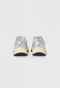 Mesh- og syntetiske sneakers i sølv og lys gul, der har trækophæng, teksturerede paneler og en sort gummisål.