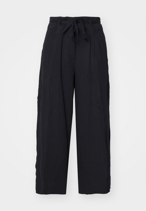 Pantaloni neri a gamba larga in morbido tessuto. Presentano una vita con laccetto e pences, con una vestibilità rilassata e senza ulteriori decorazioni.