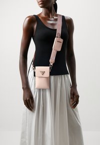 Guess LATONA FLAP CHIT CHAT SET - Mobilcover - light peach