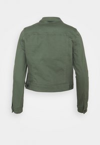 Chaqueta de mezclilla verde, con puños abotonados, corte recto, detalle de costura en el yugo trasero y un cuello clásico. Textura suave con un acabado mate.
