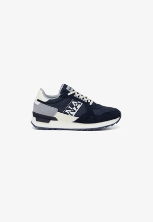 Diepblauwe en grijze sneaker met witte veters, dikke witte zool en gedurfd "NAZ"-logo aan de zijkant, gezien vanaf de buitenzijde.