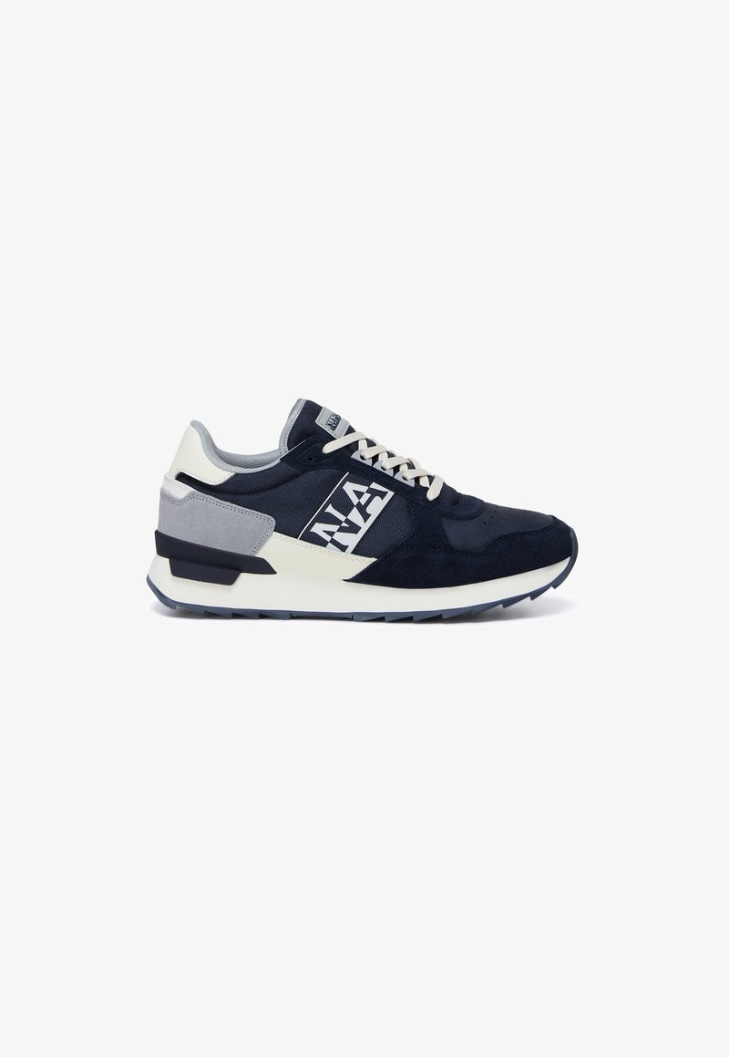 Sneaker blu navy e grigio con lacci bianchi, suola spessa bianca e logo "NAZ" in evidenza sul lato, vista dal lato esterno.