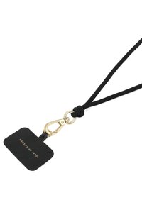 Musta nauha kultaisella klipsillä, jossa on suorakulmainen etiketti, joka on valmistettu tekstuuripinnoitteesta ja jossa on kohokuvioitu teksti. Liukas pinta, minimalistinen muotoilu.