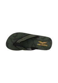 Groene slippers met zwarte banden, voorzien van een gestructureerde zool en een bladpatroon. "PME LEGEND" logo in het geel nabij de tenen.