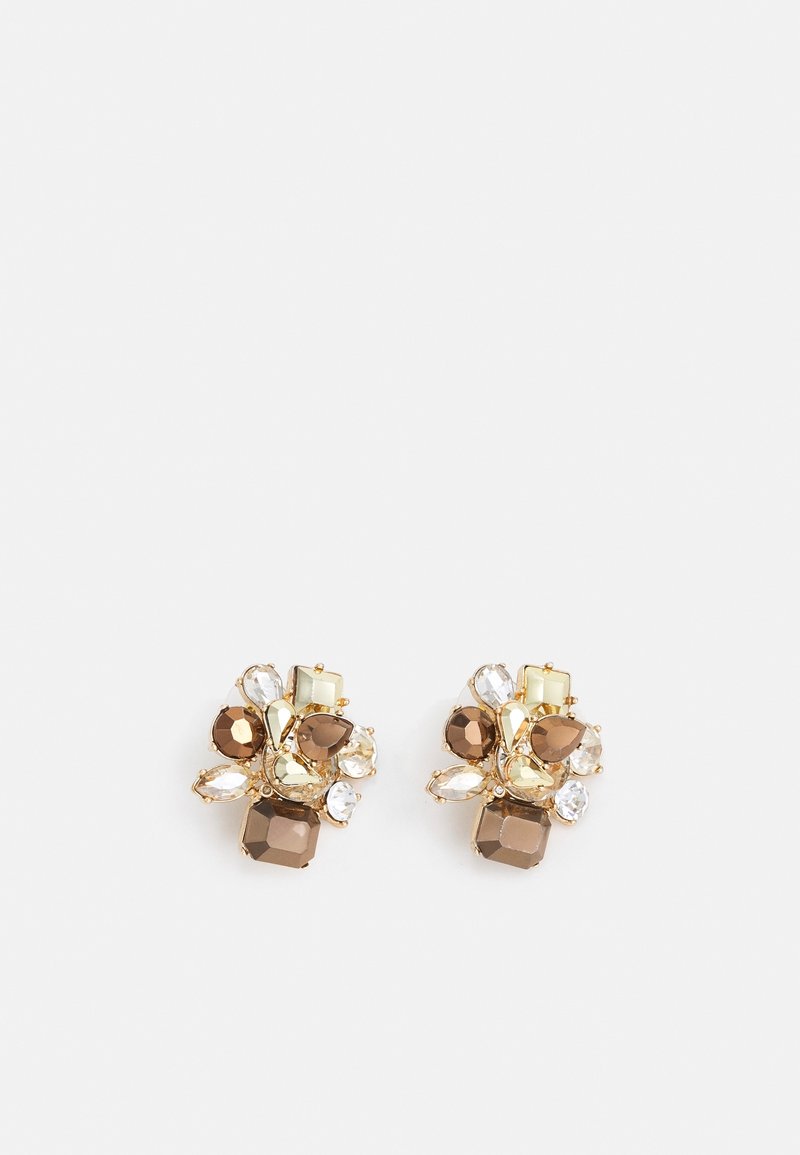 Paire de boucles d’oreilles style grappe ton or avec des pierres précieuses facettées marron et claires de différentes formes et tailles sur fond blanc.