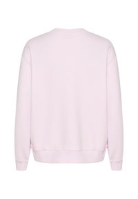 Felpa rosa in tessuto morbido con scollo rotondo, spalle cadute e polsini a costine. Presenta una vestibilità comoda e un design semplice. Visto dalla parte posteriore.