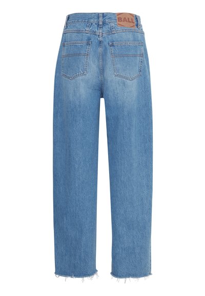 Jeans de cintura alta de color azul claro, con un ajuste holgado, dobladillos deshilachados y una etiqueta de cuero marrón en la parte trasera de la cinturilla. Cuatro bolsillos visibles.