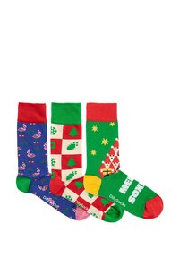 Tres pares de calcetines festivos: morados con flamencos, rojo y verde con árboles de Navidad, y verdes con diseños navideños, que presentan colores llamativos.