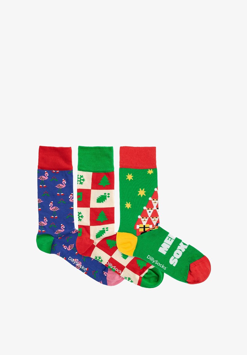 Tres pares de calcetines festivos: morados con flamencos, rojo y verde con árboles de Navidad, y verdes con diseños navideños, que presentan colores llamativos.