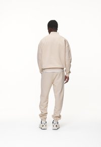 Pegador LOGO OVERSIZED HALF ZIP SWEATER - Felpa - washed desert sand/black gum