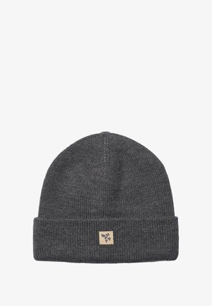 Szürke kötött sapka puha fonálból, hajtott mandzsettával és egy kis téglalap alakú barna címkével, fekete szöveggel az elején.