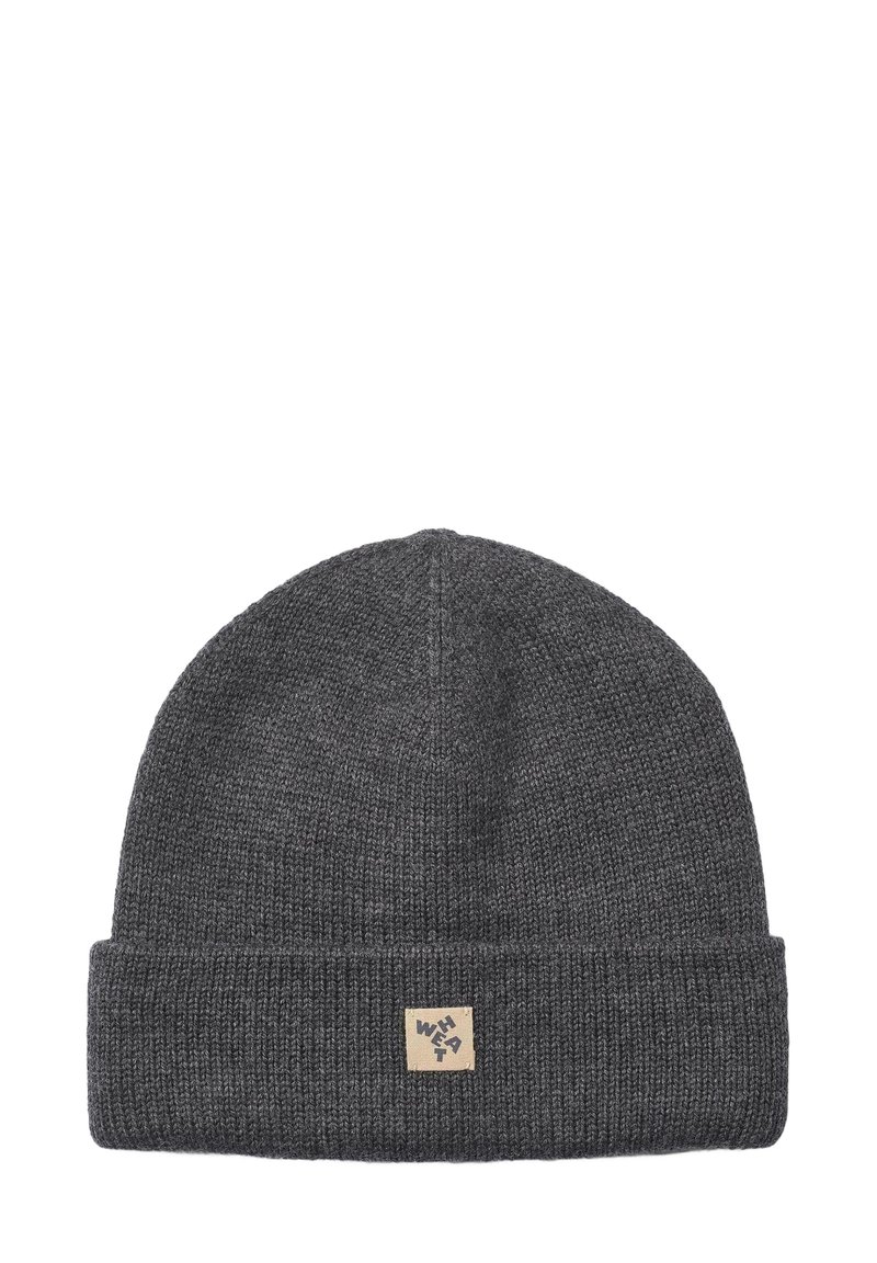Grijze gebreide beanie van zachte garen, met een omgeslagen rand en een klein rechthoekig bruin label met zwarte tekst aan de voorkant.