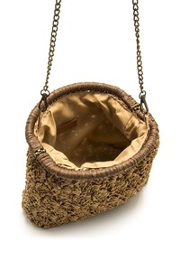 Bolso de paja tejido con un exterior texturizado en tono marrón claro, acentos de hilo dorado y un forro interior liso en beige. Cuenta con una correa de cadena.