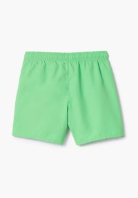 Felle groene zwemshorts met een elastische tailleband, vlakke voorkant en geen zichtbare zakken, weergegeven op een effen witte achtergrond.