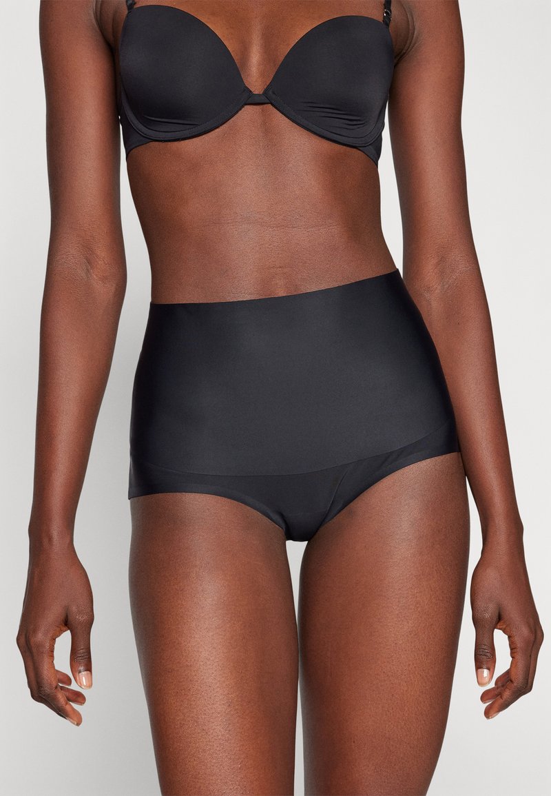 Bas de bikini noir taille haute en tissu lisse. Présente un design sans coutures avec une large ceinture pour plus de confort et un bon ajustement.