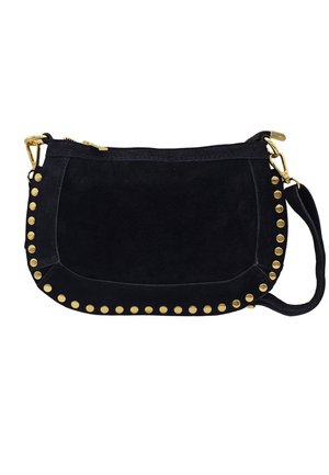 Sac à main en daim noir en forme de croissant avec des clous dorés le long des bords, une fermeture éclair dorée et une sangle de poignet amovible avec un fermoir doré.