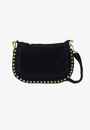 Sac à main en daim noir en forme de croissant avec des clous dorés le long des bords, une fermeture éclair dorée et une sangle de poignet amovible avec un fermoir doré.